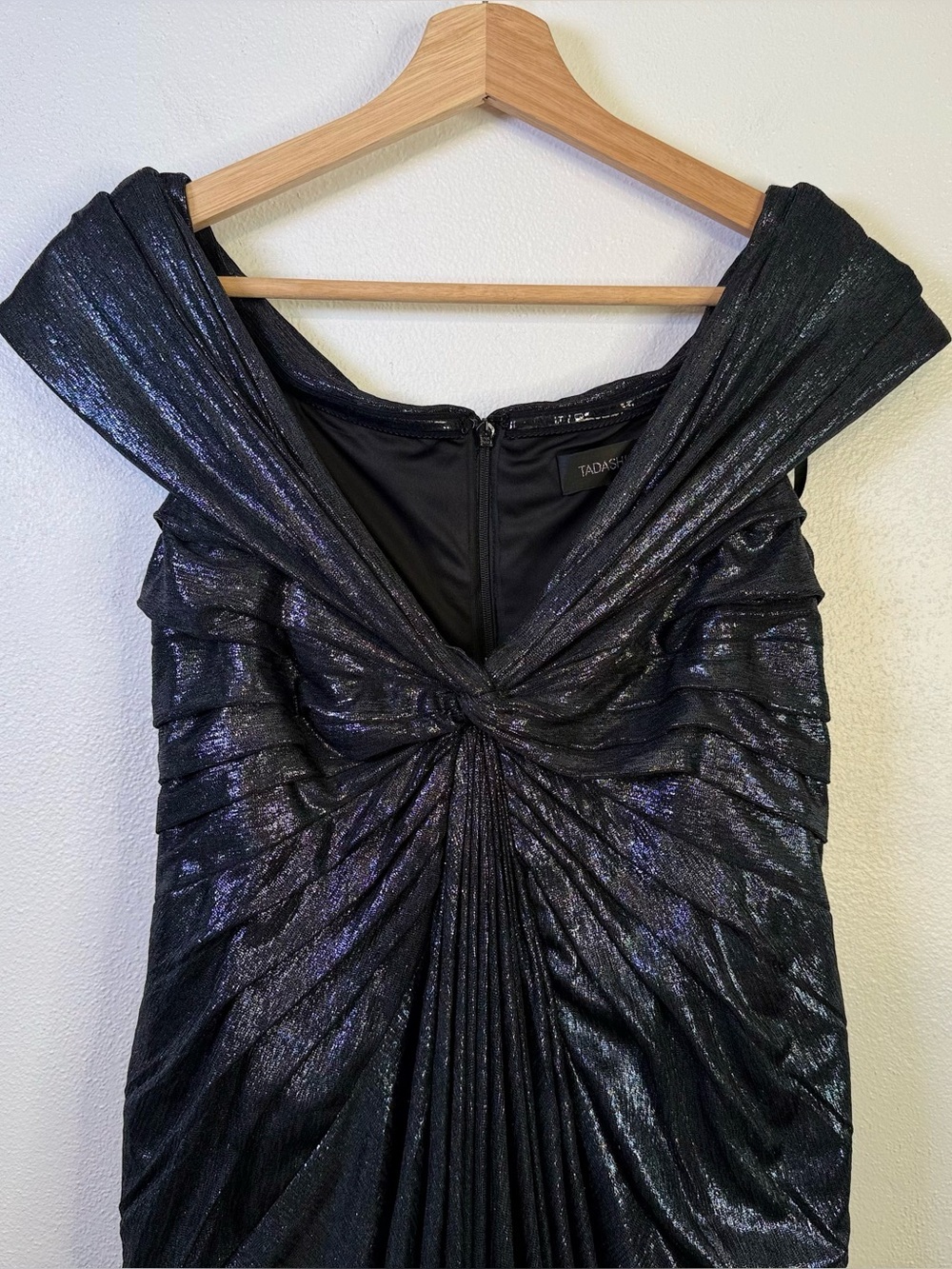 Tadashi Shoji Metallic Front Twist Off the Shoulder Floor Length Gown Size 6 - Picture 6 of 17